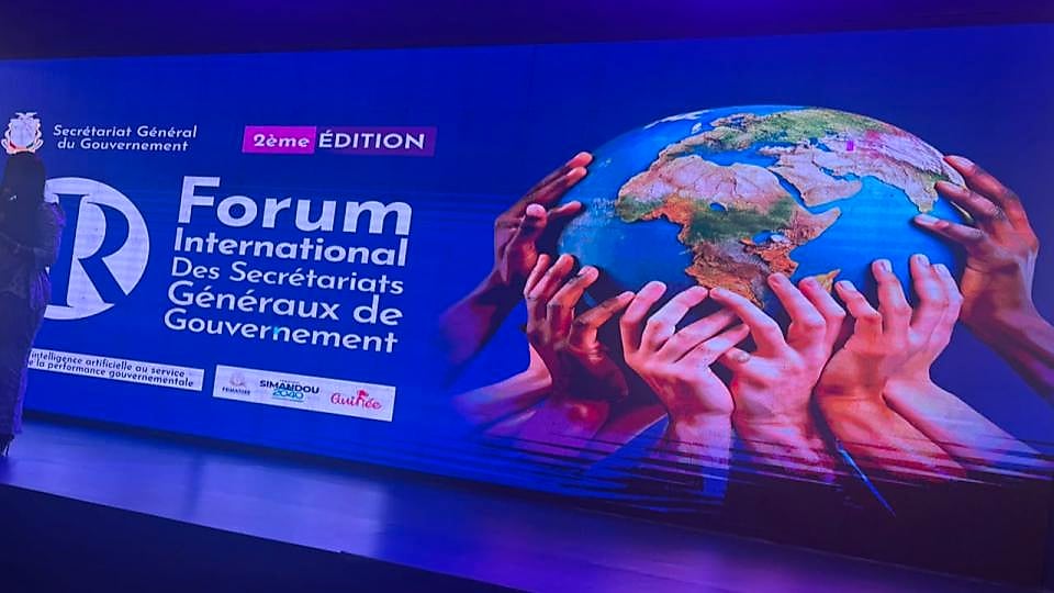 Salle de conférence internationale réunissant des délégations africaines lors d'un forum sur la gouvernance publique.