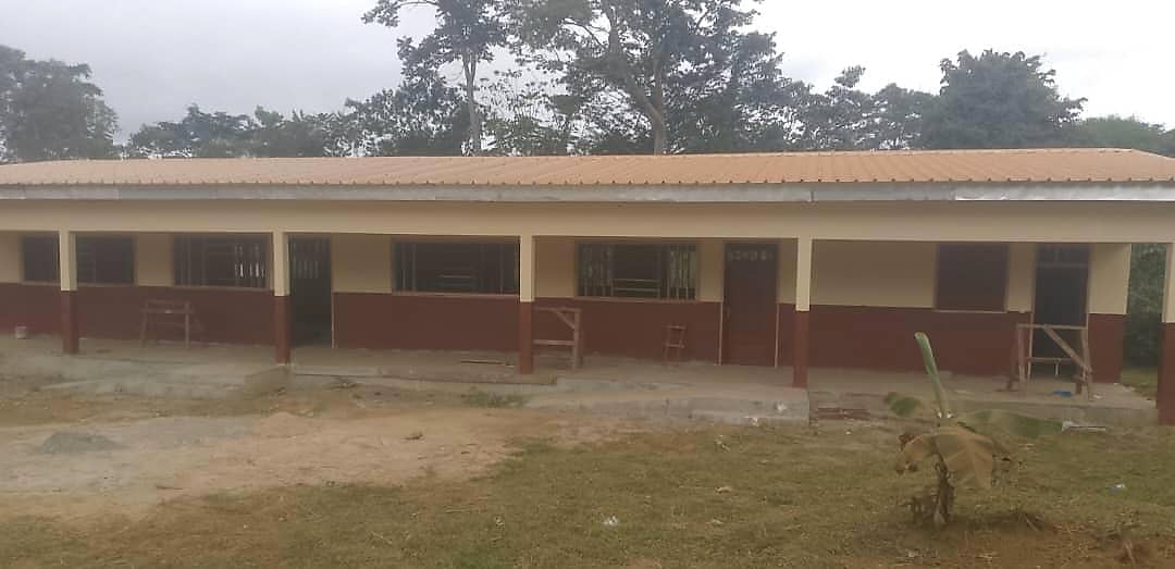 Bâtiment scolaire en construction dans une localité rurale du Gabon
