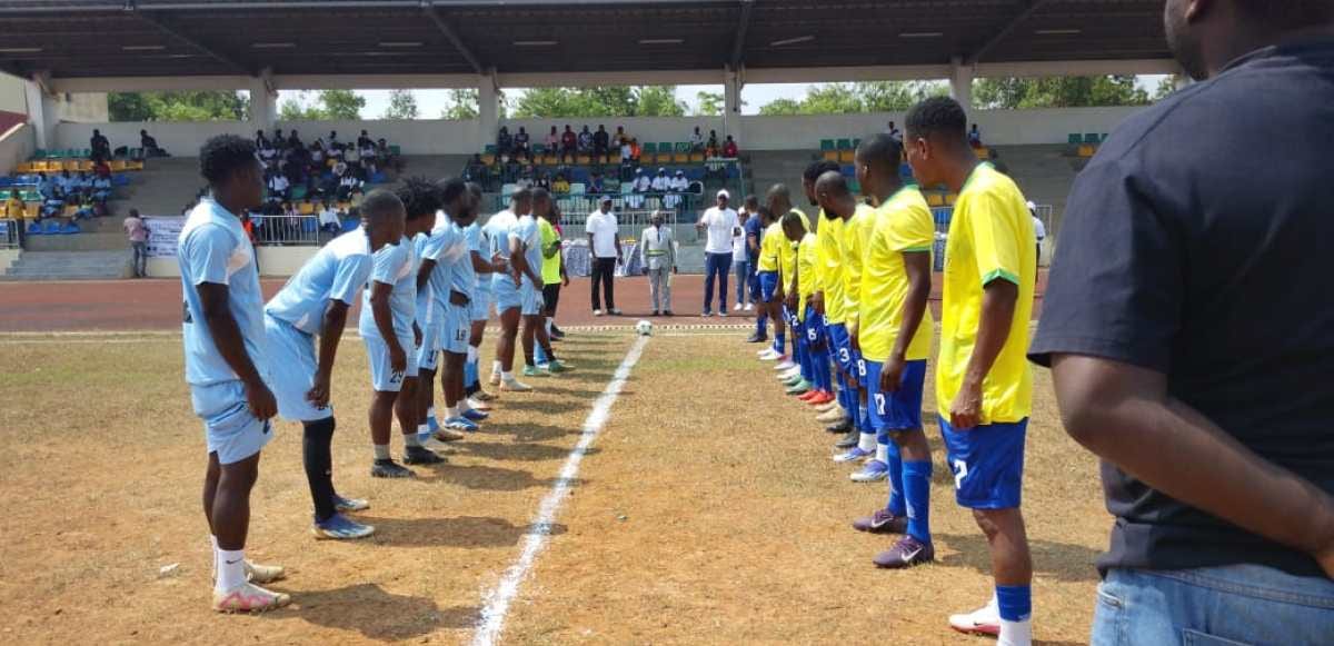 Stade de football avec des personnes rassemblées lors d'une cérémonie de lancement sportif à Nkok.