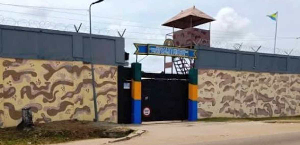 Vue extérieure d'un bâtiment pénitentiaire au Gabon