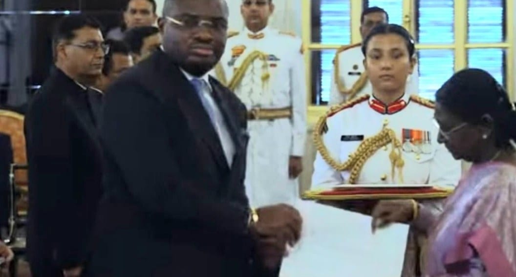 Drapeaux du Gabon et de l'Inde symbolisant leur partenariat diplomatique