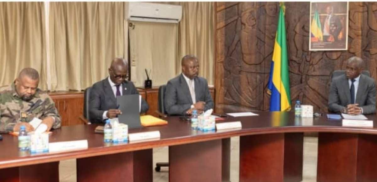 Salle de réunion gouvernementale avec drapeaux du Gabon, illustration d'une rencontre institutionnelle