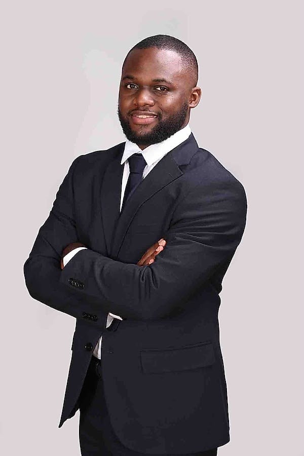 Groupe de personnes tenant des documents, symbolisant la mobilisation de la diaspora gabonaise avant une visite officielle.