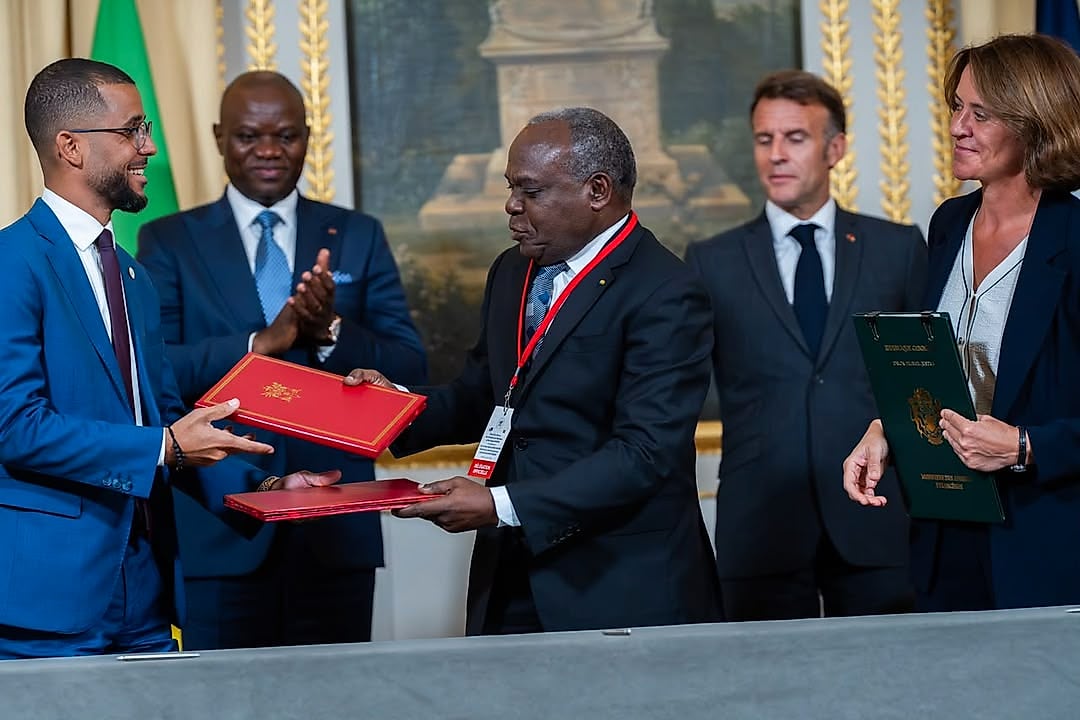Signature d'un accord entre représentants du Gabon et de partenaires français à Paris