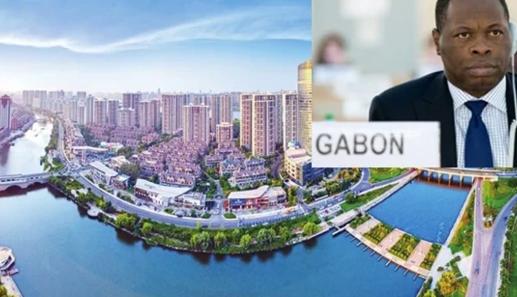 Zone industrielle gabonaise avec entrepôts et engins de manutention