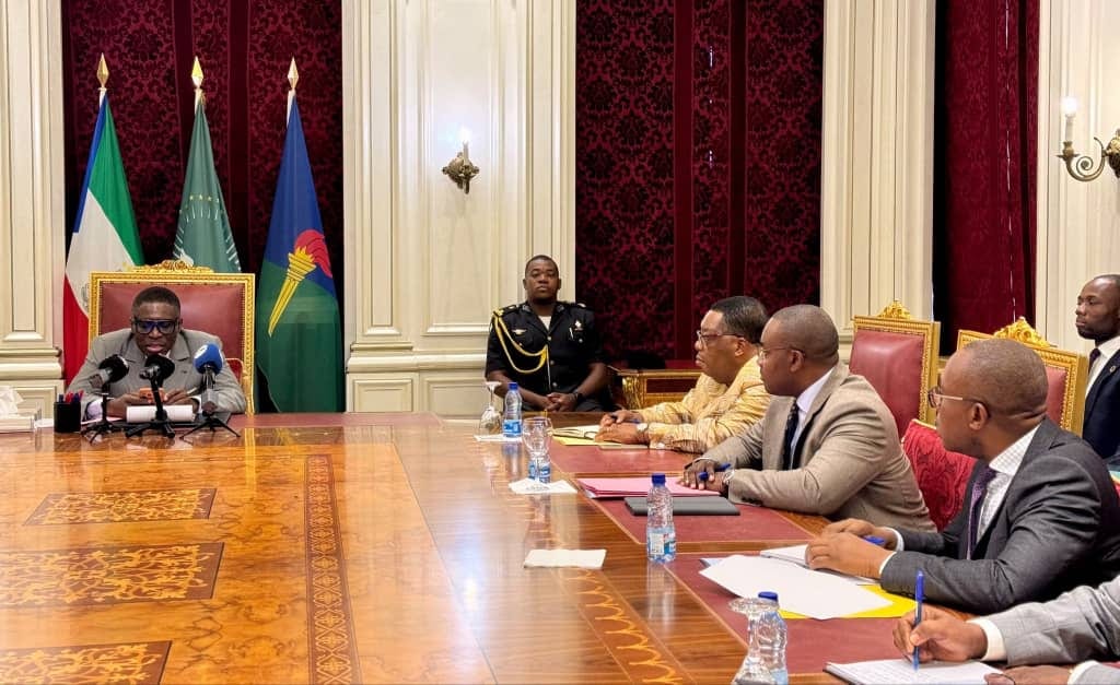 Avion de ligne sur le tarmac d'un aéroport en Afrique centrale