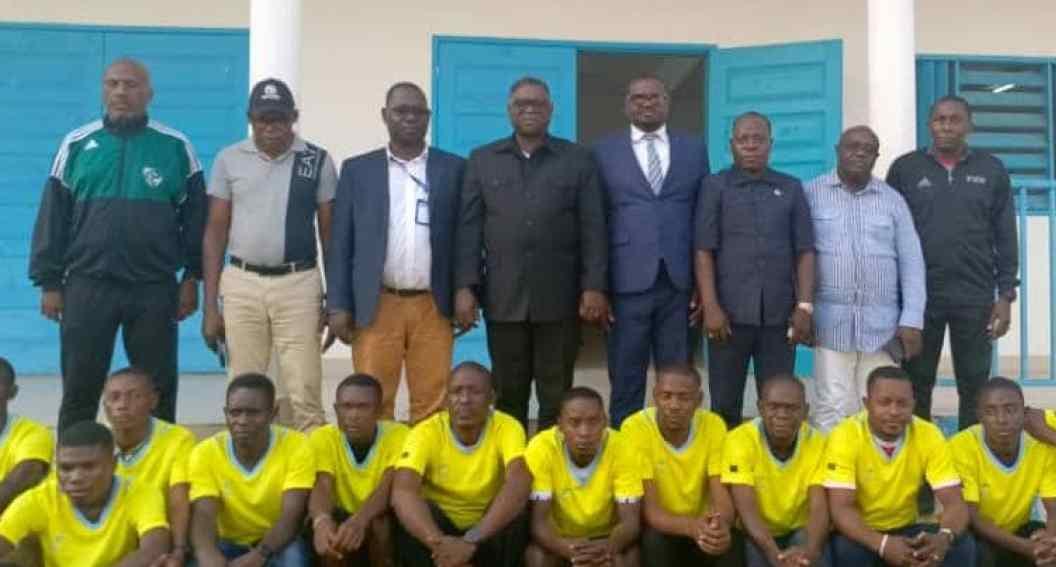 Groupe d'arbitres de football lors d'une session de formation