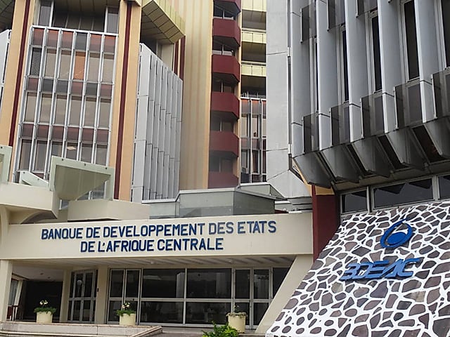 Chantier d'infrastructure au Gabon avec engins de construction