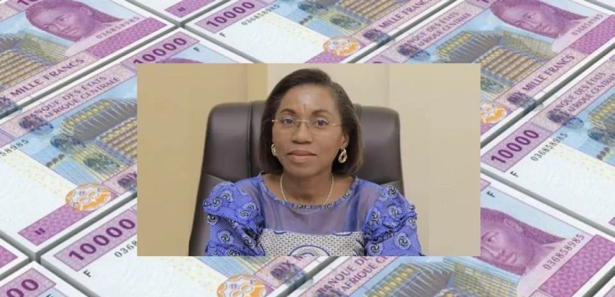 Bâtiments administratifs de Libreville sous un ciel dégagé