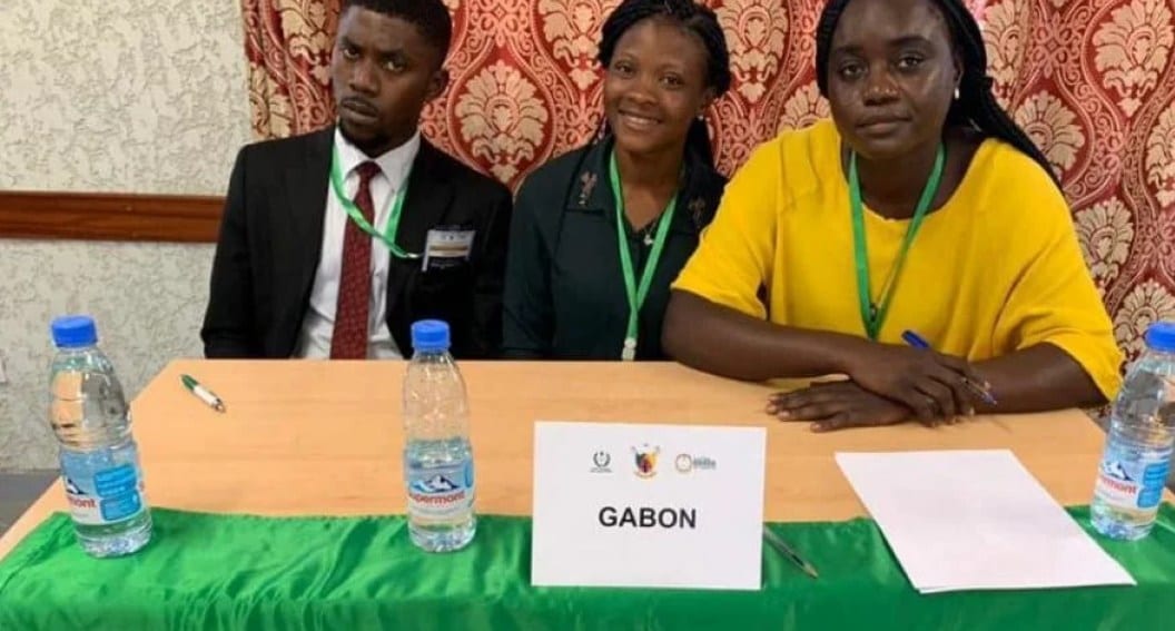 Étudiants participant à un concours de plaidoirie dans un amphithéâtre