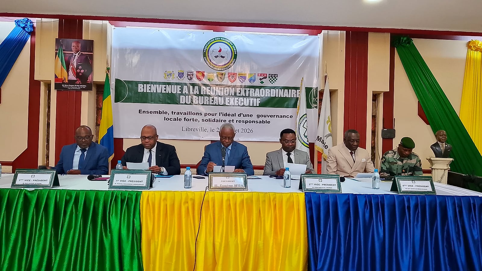 Vue extérieure d'un bâtiment municipal gabonais sous un ciel dégagé