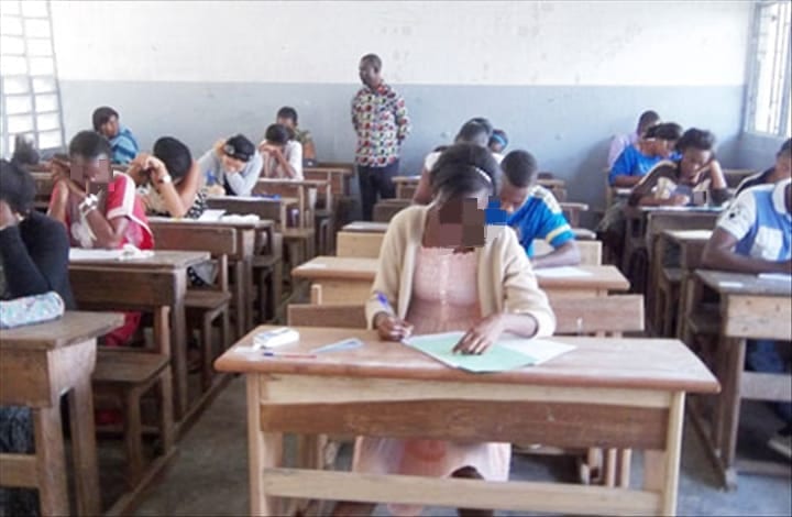 Candidats au baccalauréat composant dans une salle de classe au Gabon