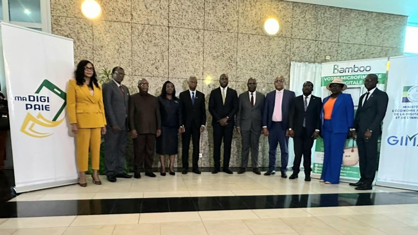 Responsables institutionnels lors du lancement d'un service de paiement numérique au Gabon