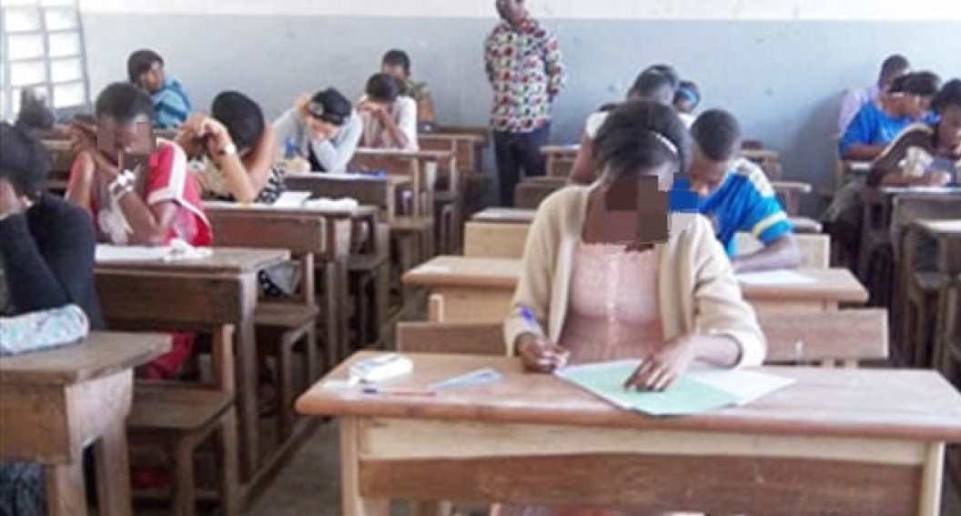 Candidats au baccalauréat composant dans une salle d'examen au Gabon