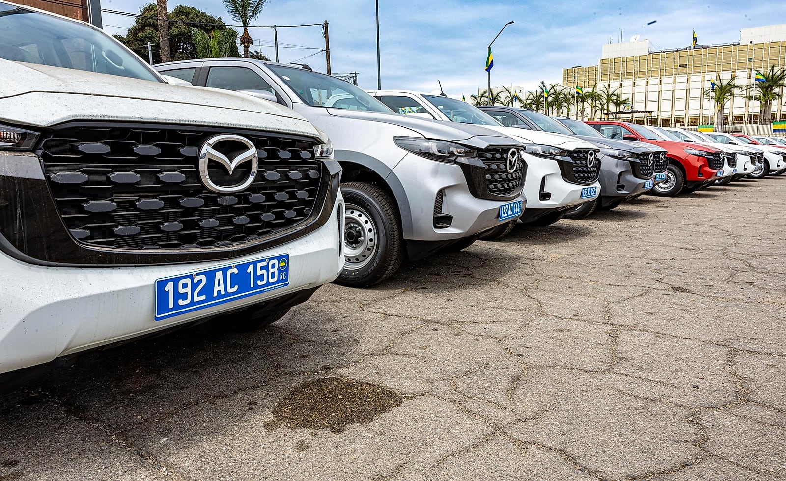 Cérémonie de remise de véhicules pick-up aux responsables de l'enseignement technique au Gabon