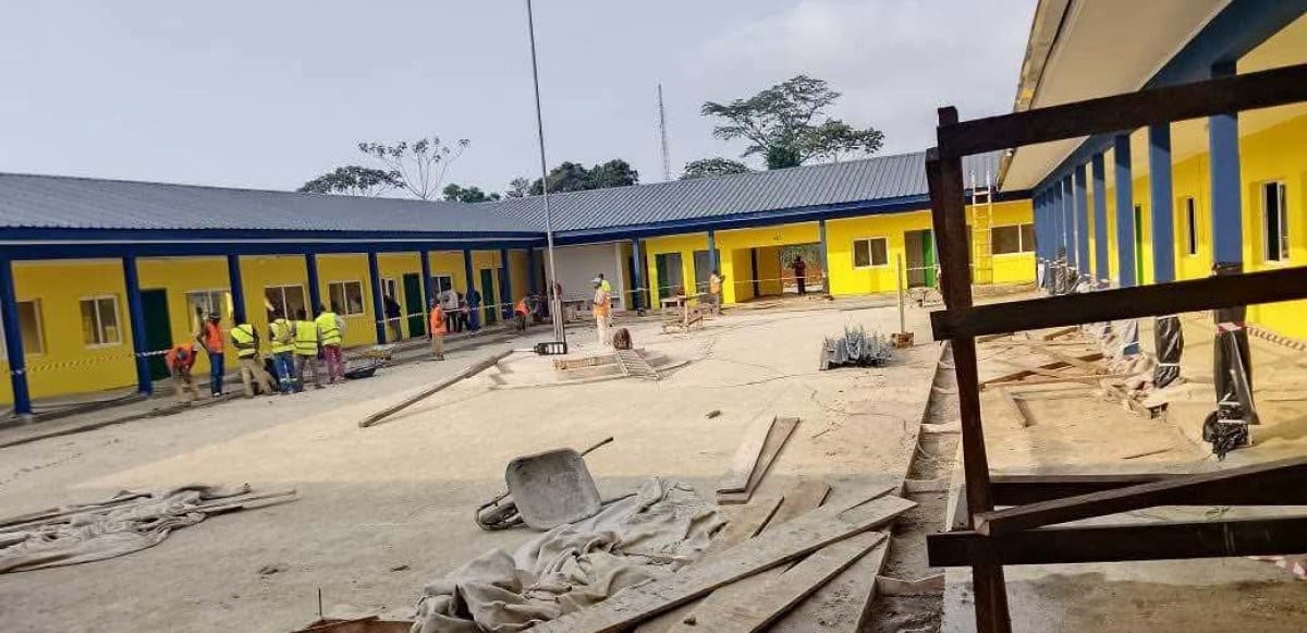 Bâtiment scolaire en construction avancée à Makongonio, au Gabon