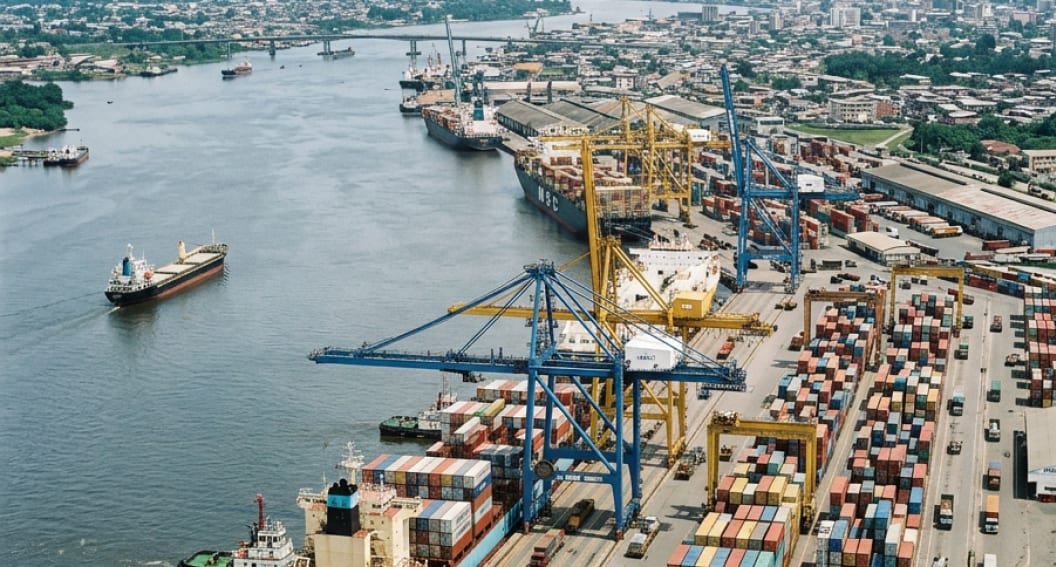 Port de Douala avec plusieurs navires cargo à quai