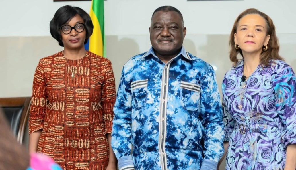 Cérémonie officielle d'installation dans une salle institutionnelle gabonaise