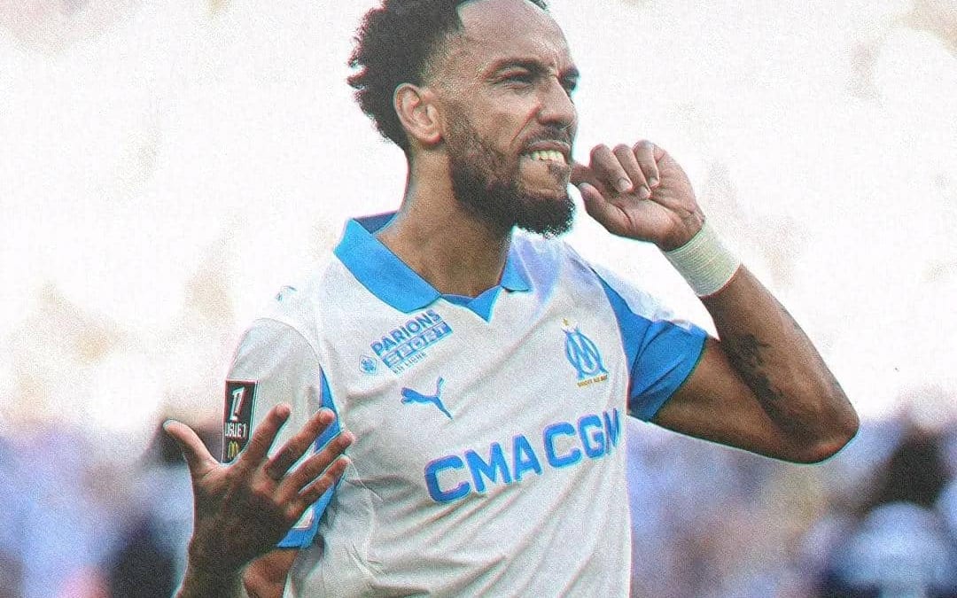 Un gardien de but plonge pour arrêter un ballon lors d'un match de football