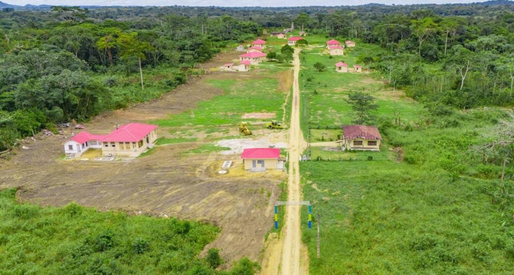 Bâtiments délabrés envahis par la végétation sur un ancien site de léproserie au Gabon