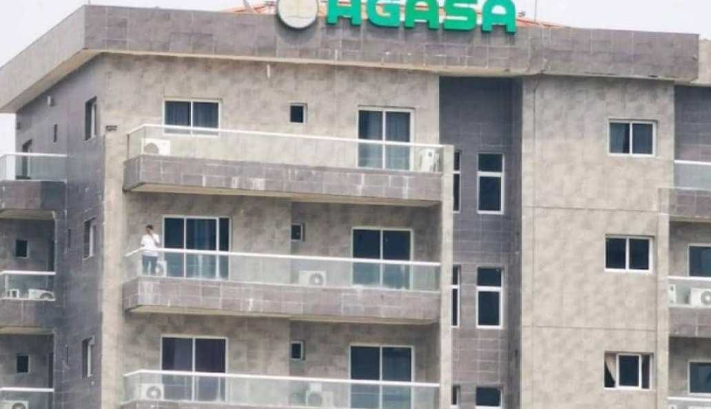 Façade d'un bâtiment administratif représentant symboliquement une agence publique gabonaise
