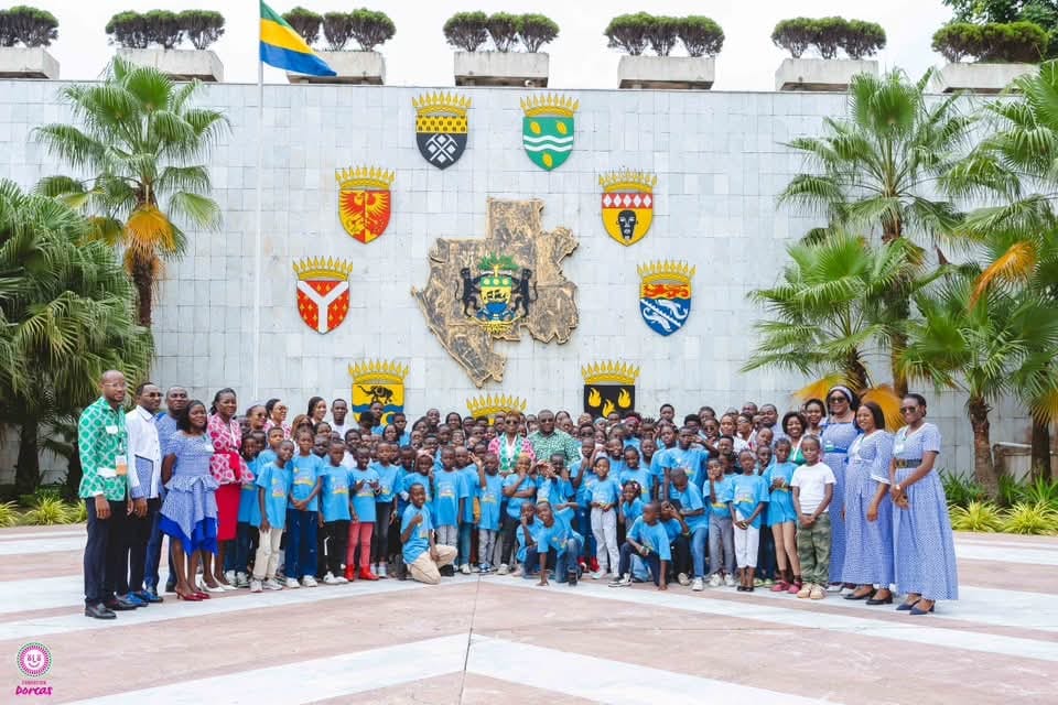 Enfants en visite devant le Palais présidentiel gabonais
