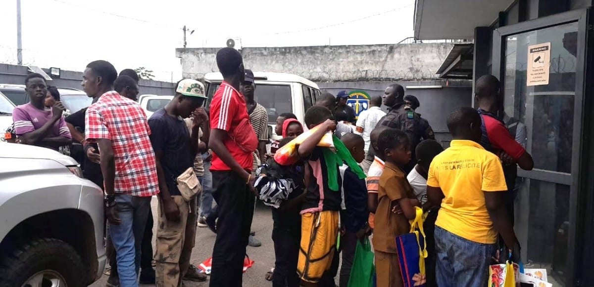 Allées animées d'un marché populaire à Libreville