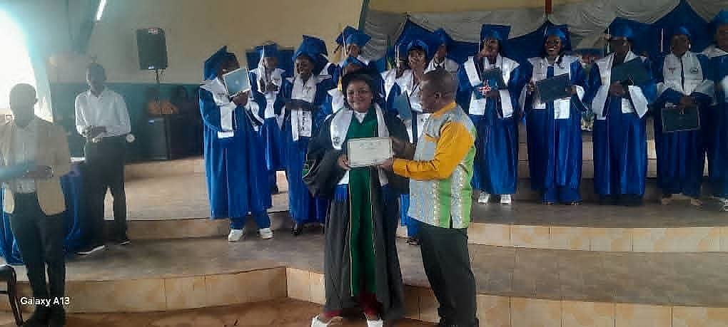 Diplômés de la 31e promotion paramédicale de Bongolo posant après la cérémonie de remise des diplômes.