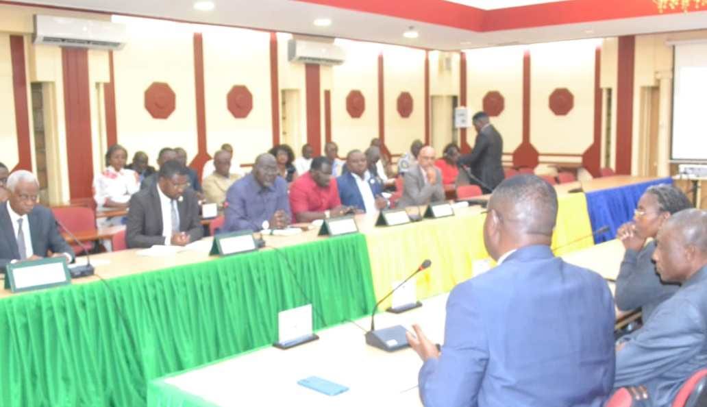 Marché urbain animé avec étals et clients dans un quartier de Libreville