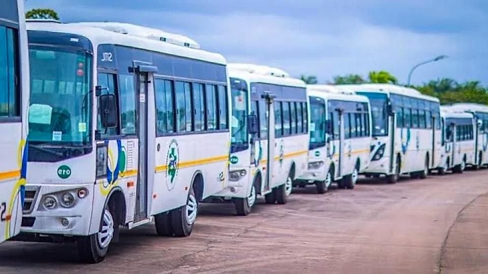 Bus de transport public gabonais roulant dans une rue de Libreville
