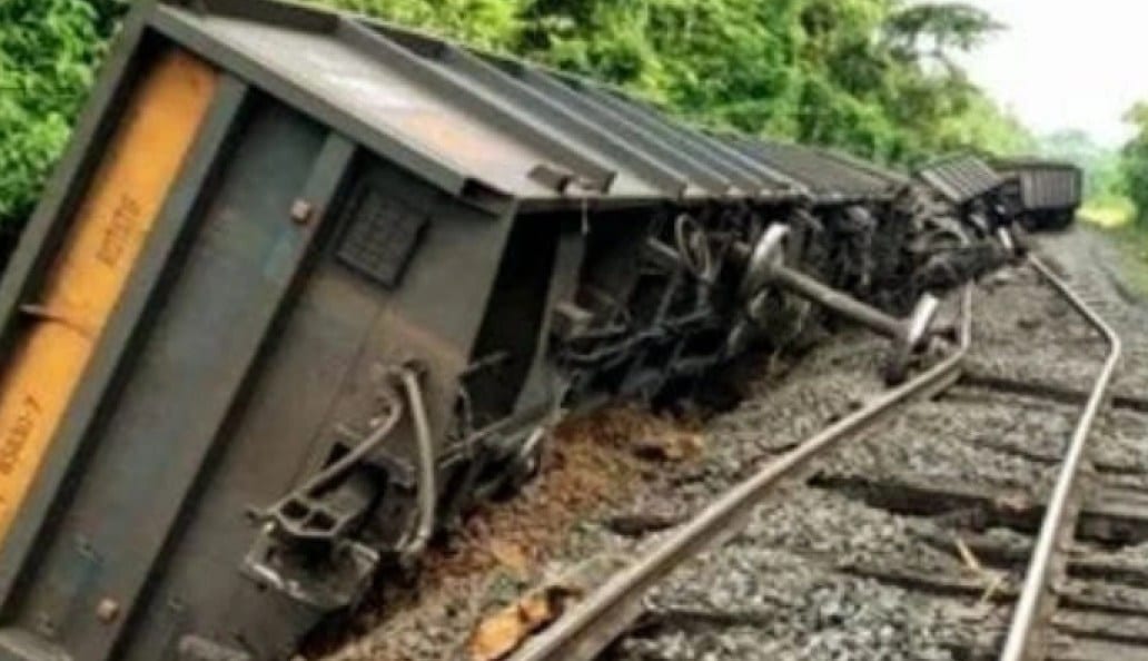 Train de marchandises et de voyageurs sur la voie ferrée du Transgabonais au Gabon