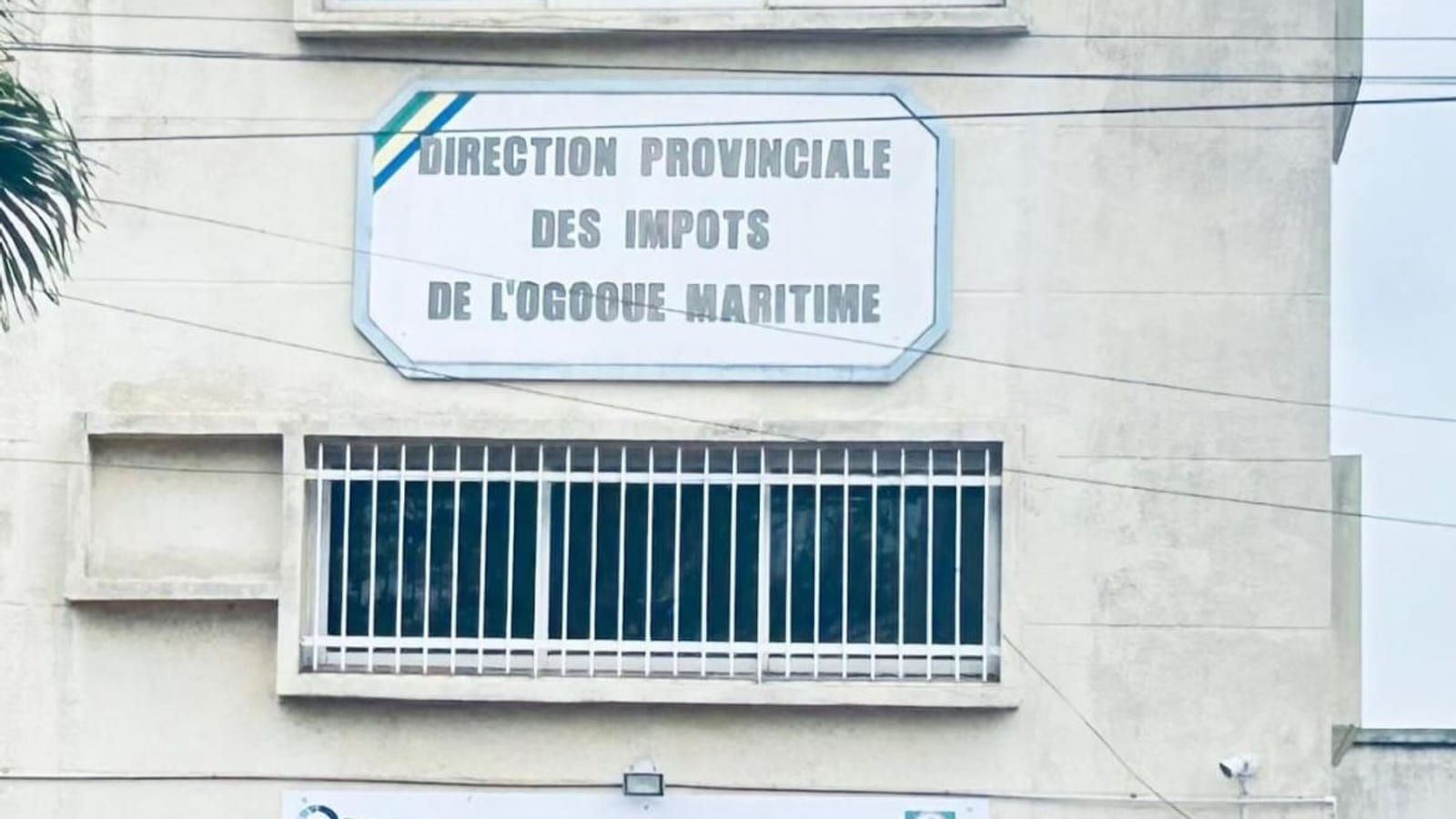 Rue commerçante de Port-Gentil avec des échoppes et une activité économique dense