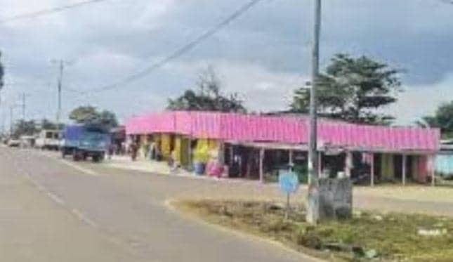 Rue résidentielle typique d'une localité de la province de la Ngounié au Gabon.