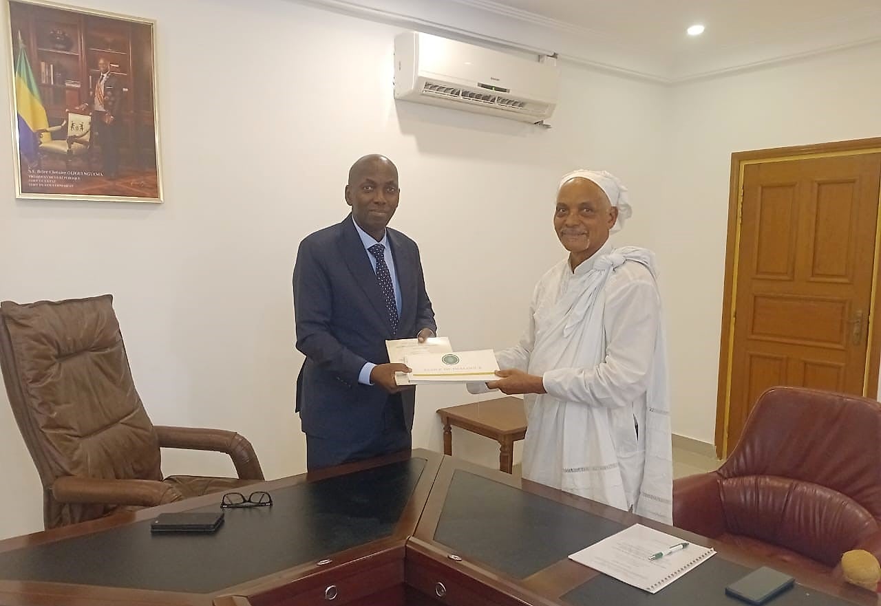 Chef traditionnel gabonais en habits cérémoniels lors d'une cérémonie coutumière