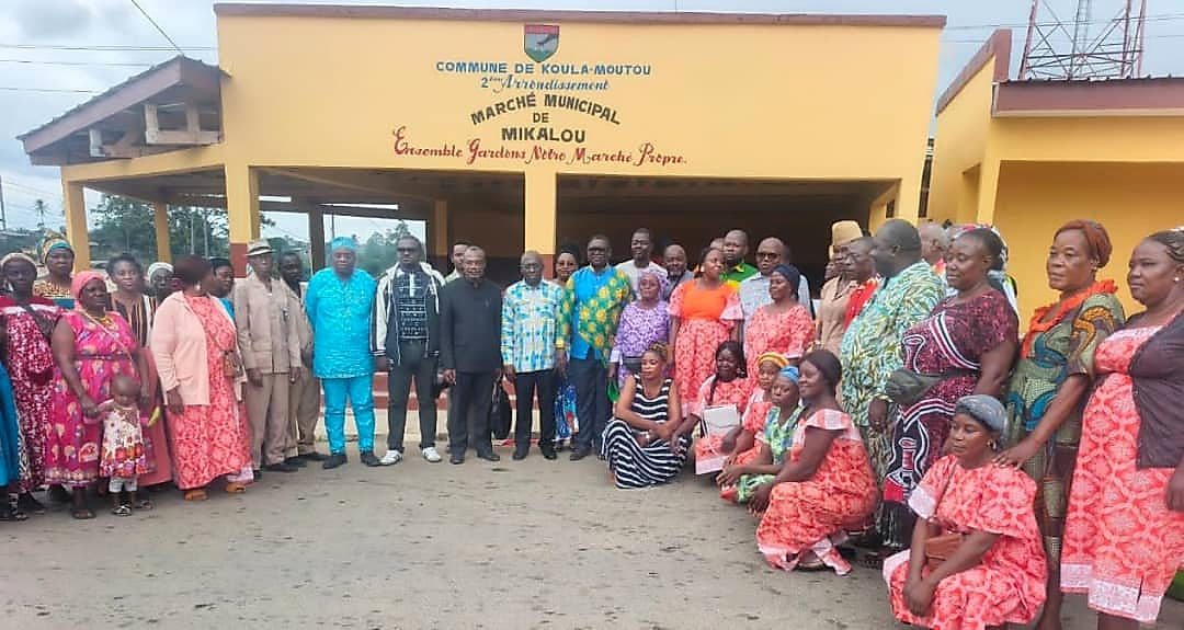 Marché couvert neuf à Koulamoutou avec structure métallique et étals