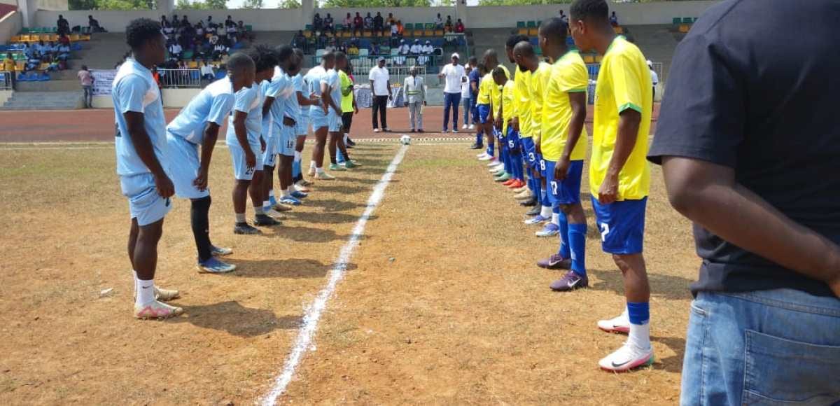 Cérémonie de lancement d'une compétition de football sur un terrain de stade au Gabon