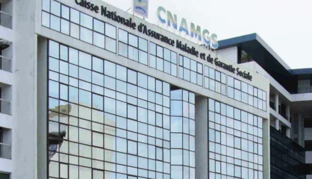 File de patients devant un guichet d'assurance maladie au Gabon