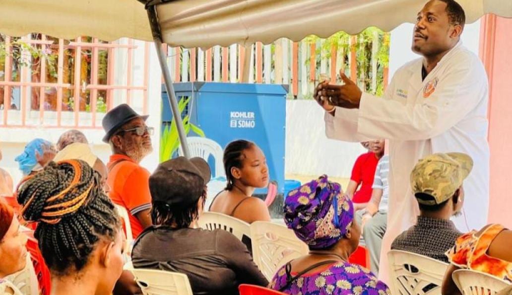 Bâtiment du Samu social gabonais à Libreville avec des personnes rassemblées devant l'entrée