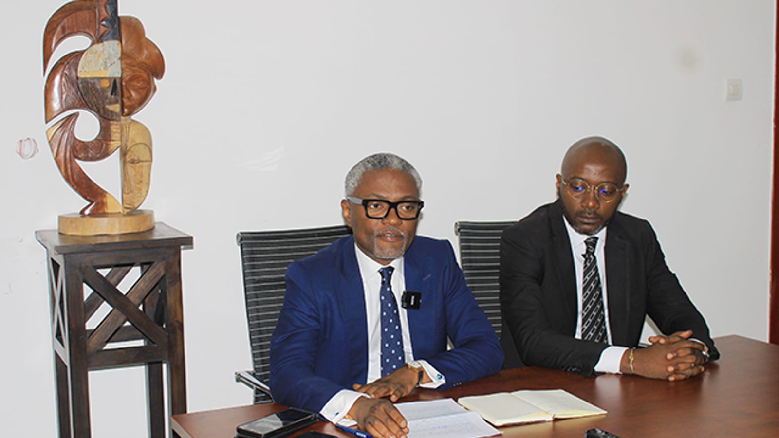 Bâtiment institutionnel gabonais évoquant la justice et le pouvoir exécutif