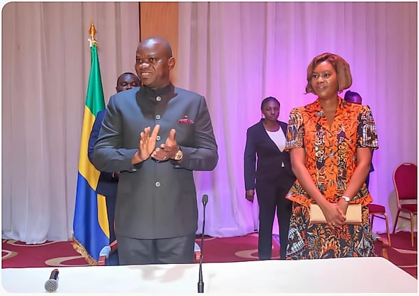 Le couple présidentiel gabonais entouré de membres de la communauté gabonaise à Abidjan