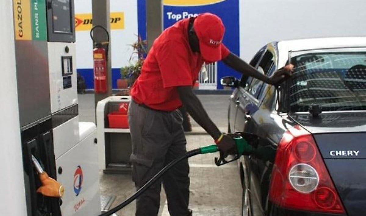 Station-service ouverte de nuit dans le Grand Libreville avec des véhicules au ravitaillement