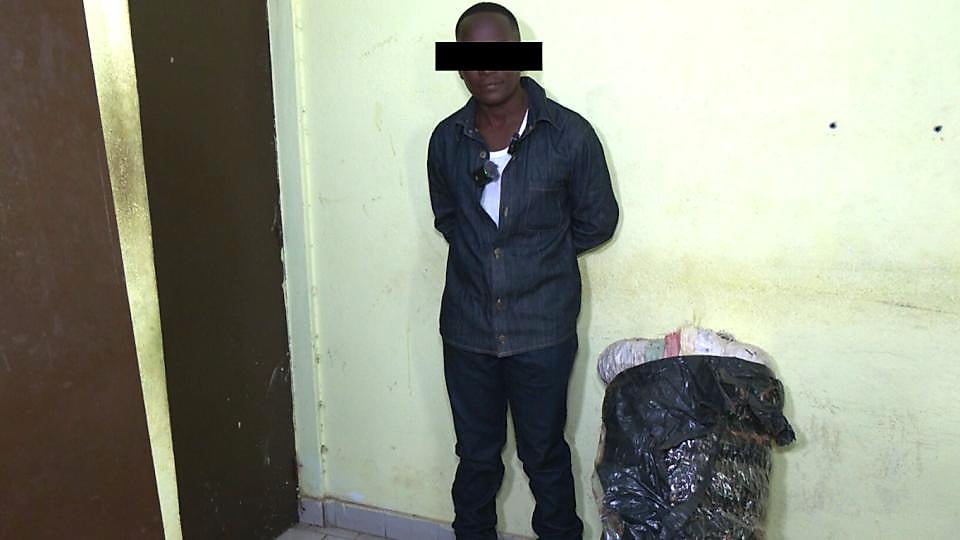 Sac d'arachide utilisé pour dissimuler un ballot de chanvre, saisi à Libreville.