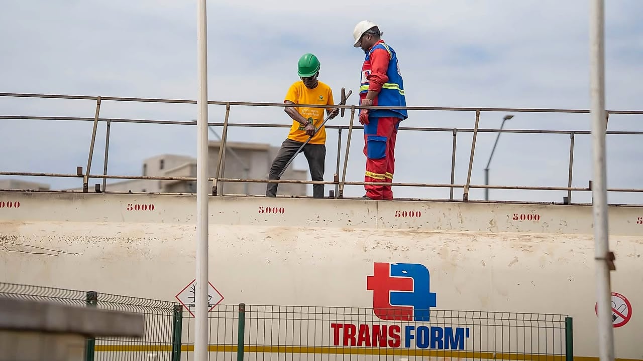 Véhicules en attente de carburant dans une station-service de Libreville