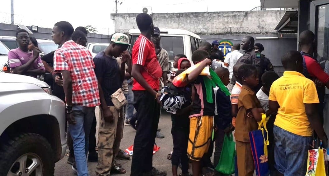 Marché urbain animé avec étals et passants à Libreville