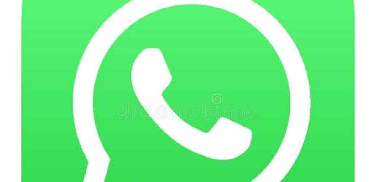 Personne saisissant un code de vérification sur son téléphone