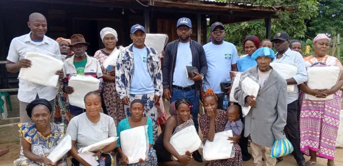 Jeunes sportifs réunis sur un terrain de village dans l'Ogooué-Ivindo pour les Olympiades de l'Ivindo