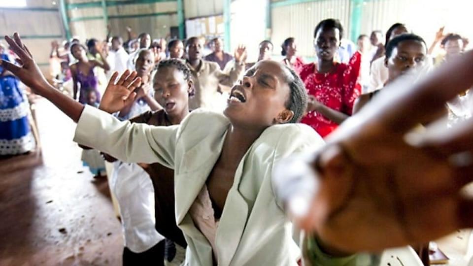 Réunion entre autorités et représentants religieux dans une salle officielle