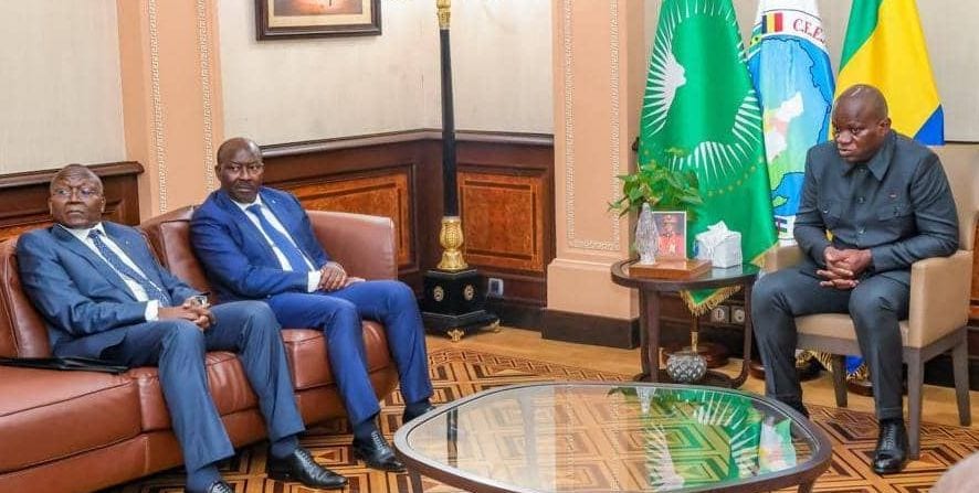 Train du Transgabonais circulant sur la voie ferrée traversant une zone forestière au Gabon