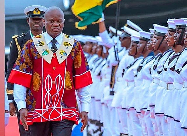 Deux chefs d'État africains en tenue traditionnelle lors d'une visite officielle à Accra.