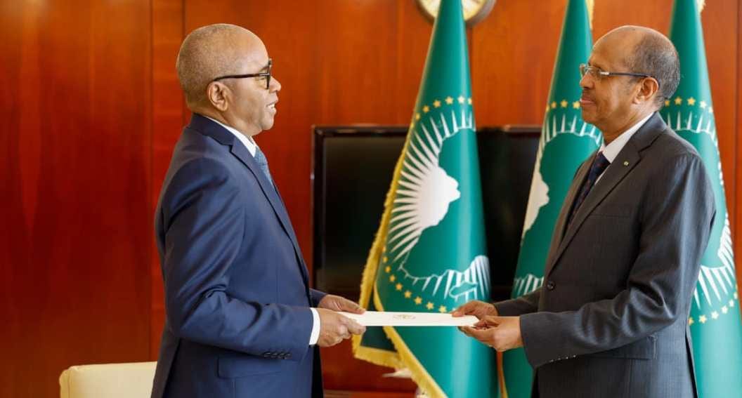 Deux responsables se serrant la main lors d'une audience diplomatique à l'Union africaine